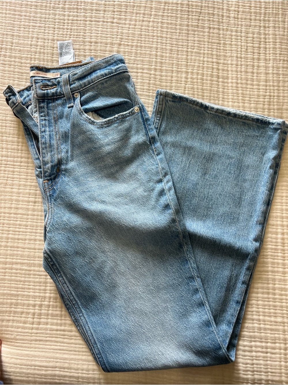 NWOT Levis 70’s High rise Flare jeans
